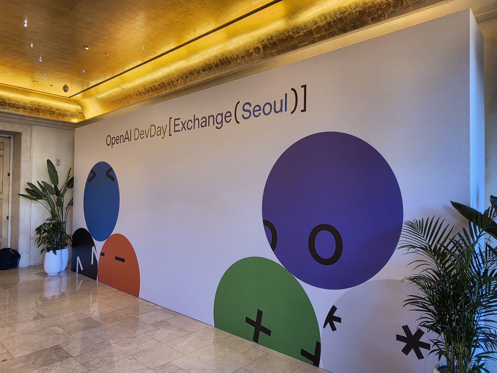 OpenAI DevDay Exchange Seoul 행사장의 브랜드 벽입니다. 행사는 2026년 10월 22일 서울에서 열렸어요(DevDay Exchange Seoul 현장 사진).